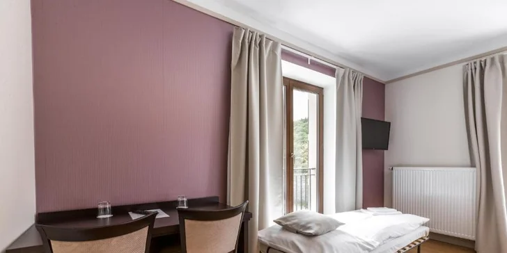 Pobyt na břehu Vltavy: hotelové pokoje se snídaní nebo polopenzí, nebo hausbót na vodě