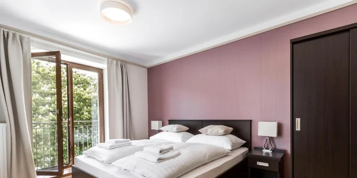 Pobyt na břehu Vltavy: hotelové pokoje se snídaní nebo polopenzí, nebo hausbót na vodě