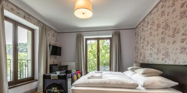 Pobyt na břehu Vltavy: hotelové pokoje se snídaní nebo polopenzí, nebo hausbót na vodě