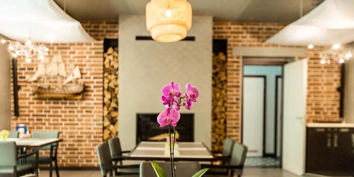 Pobyt na břehu Vltavy: hotelové pokoje se snídaní nebo polopenzí, nebo hausbót na vodě