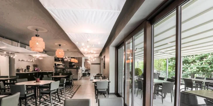 Pobyt na břehu Vltavy: hotelové pokoje se snídaní nebo polopenzí, nebo hausbót na vodě