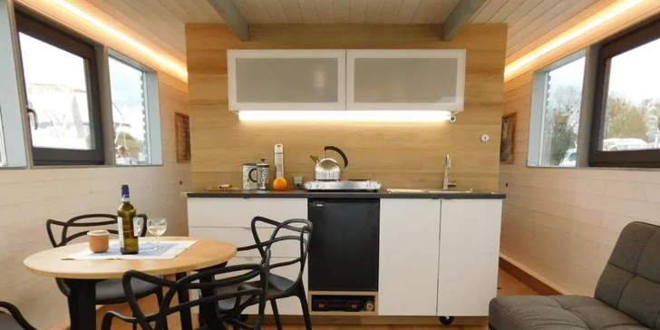 Pobyt na břehu Vltavy: hotelové pokoje se snídaní nebo polopenzí, nebo hausbót na vodě