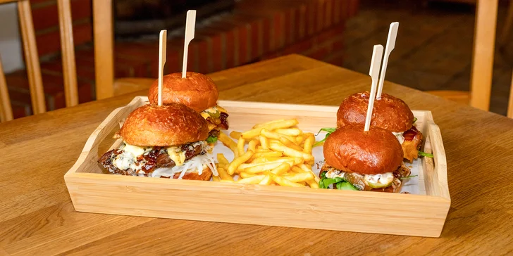 Čtyři druhy mini burgerů s porcí hranolků pro 2 nebo 4 osoby