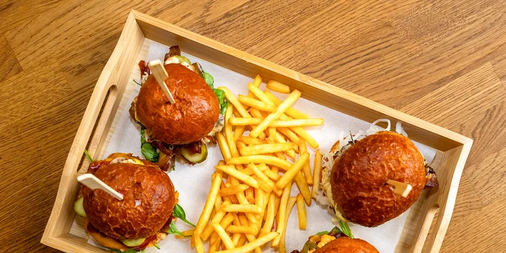 Čtyři druhy mini burgerů s porcí hranolků pro 2 nebo 4 osoby