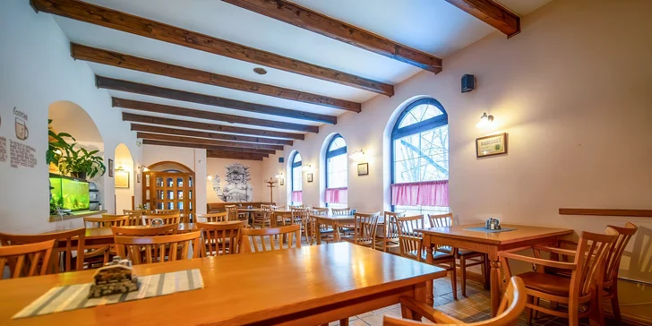 Tříchodové menu pro 2 osoby: hráškový krém, steak z panenky a mascarpone kuličky