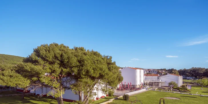 Pohodová dovolená na Krku: 3* hotel u pláže, polopenze, dítě do 11,9 let zdarma