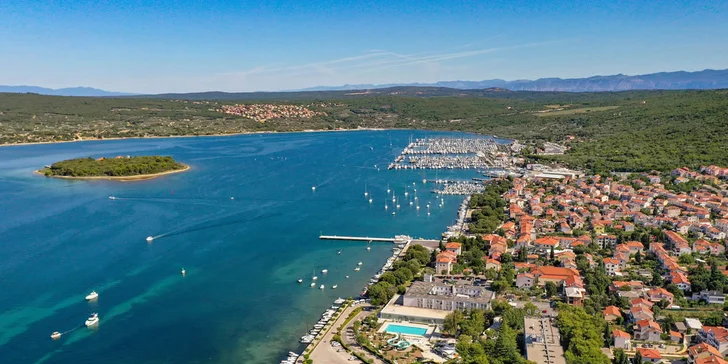 Pohodová dovolená na Krku: 3* hotel u pláže, polopenze, dítě do 11,9 let zdarma