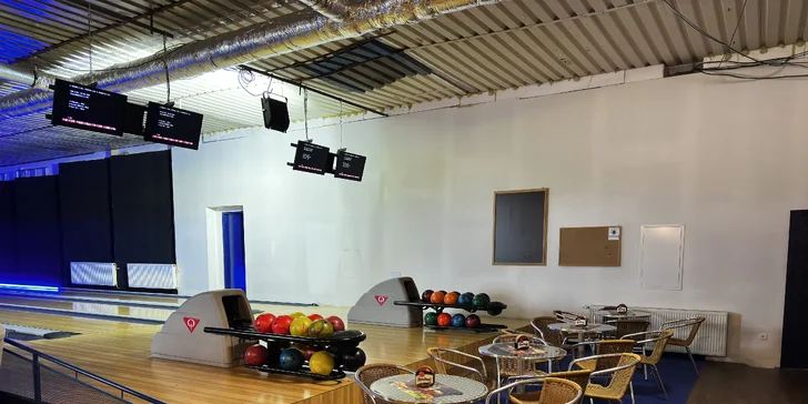 1 nebo 2 hodiny bowlingu pro 2 až 4 osoby i varianta s nápojem v ceně
