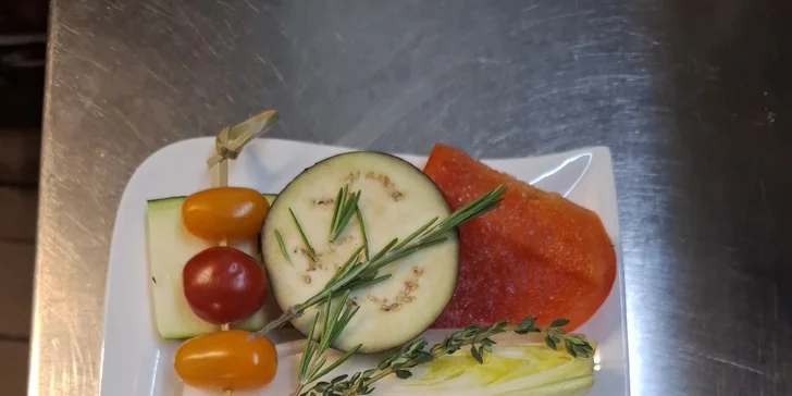 Tři druhy masa nebo vege dobroty na lávových kamenech i s karafou vína pro 2 osoby