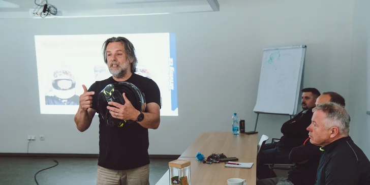 Celodenní kurz bezpečné jízdy na motorce nebo skútru na letišti v Hradci Králové