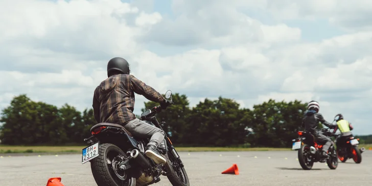 Celodenní kurz bezpečné jízdy na motorce nebo skútru na letišti v Hradci Králové