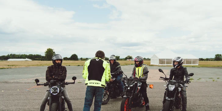 Celodenní kurz bezpečné jízdy na motorce nebo skútru na letišti v Hradci Králové