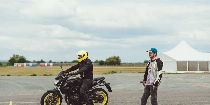 Celodenní kurz bezpečné jízdy na motorce nebo skútru na letišti v Hradci Králové