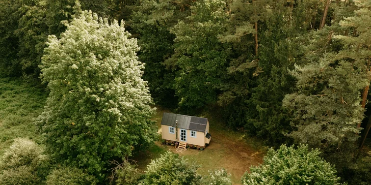 Relax a romantika v malebném Pošumaví: chaloupka s odklápěcí střechou u lesa a rybníka