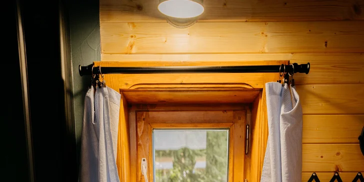 Relax a romantika v malebném Pošumaví: chaloupka s odklápěcí střechou u lesa a rybníka