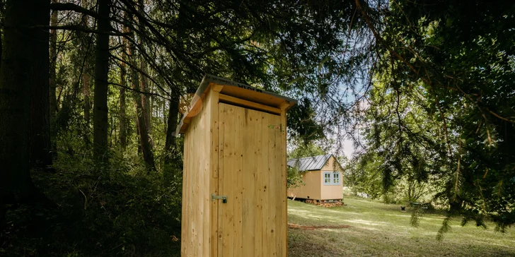 Relax a romantika v malebném Pošumaví: chaloupka s odklápěcí střechou u lesa a rybníka