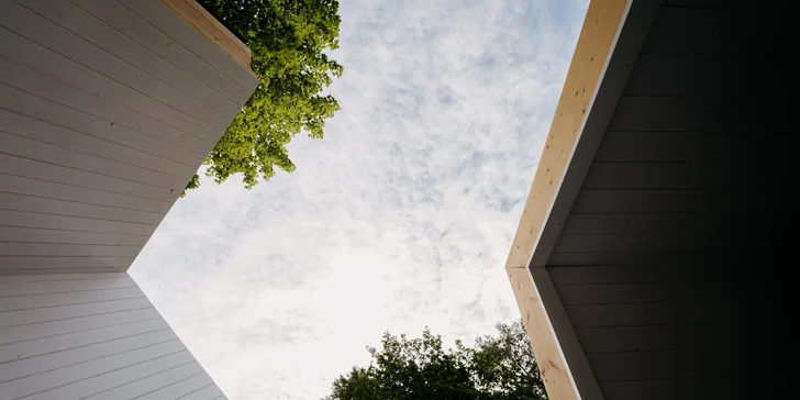 Relax a romantika v malebném Pošumaví: chaloupka s odklápěcí střechou u lesa a rybníka