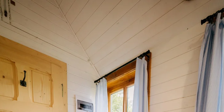 Relax a romantika v malebném Pošumaví: chaloupka s odklápěcí střechou u lesa a rybníka