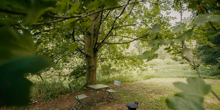 Relax a romantika v malebném Pošumaví: chaloupka s odklápěcí střechou u lesa a rybníka