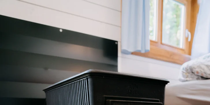 Relax a romantika v malebném Pošumaví: chaloupka s odklápěcí střechou u lesa a rybníka