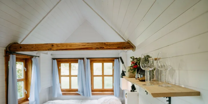 Relax a romantika v malebném Pošumaví: chaloupka s odklápěcí střechou u lesa a rybníka