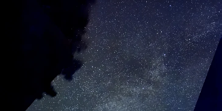 Relax a romantika v malebném Pošumaví: chaloupka s odklápěcí střechou u lesa a rybníka