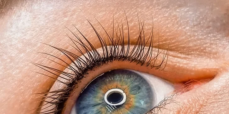 Nový permanentní make-up či korekce stávajícího: obočí, oční linky či rty