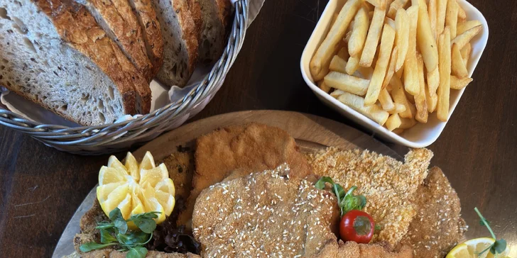 Řízkové hody pro 2–4 osoby: krkovice, panenka, kuřecí prsa i telecí