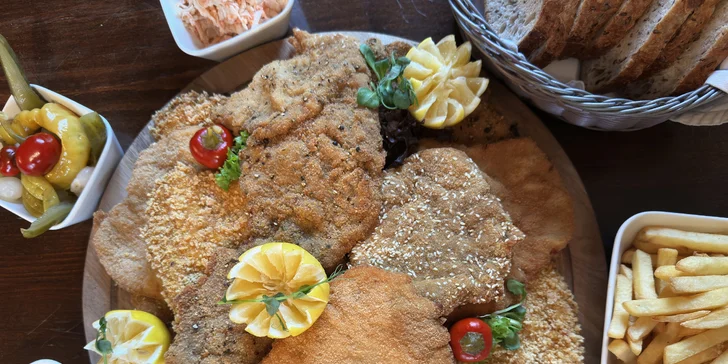 Řízkové hody pro 2–4 osoby: krkovice, panenka, kuřecí prsa i telecí