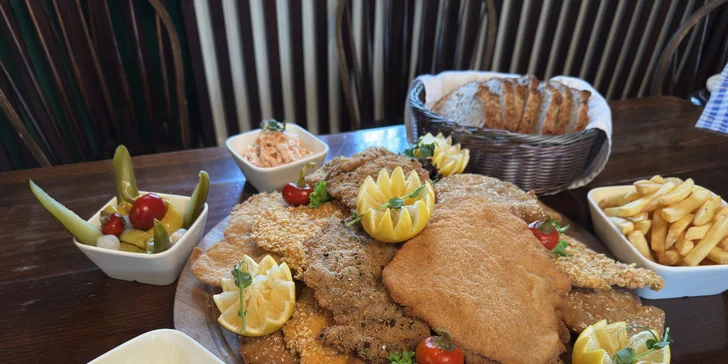 Řízkové hody pro 2–4 osoby: krkovice, panenka, kuřecí prsa i telecí