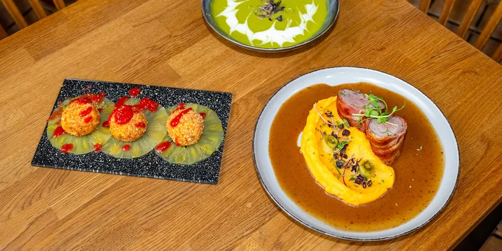 Tříchodové menu pro 2 osoby: hráškový krém, steak z panenky a mascarpone kuličky