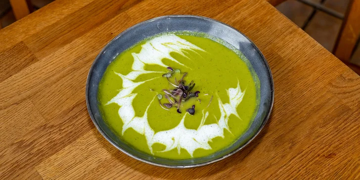 Tříchodové menu pro 2 osoby: hráškový krém, steak z panenky a mascarpone kuličky