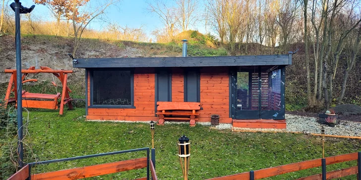 Romantická glampingová chatka u rybníku na Prostějovsku pro pár