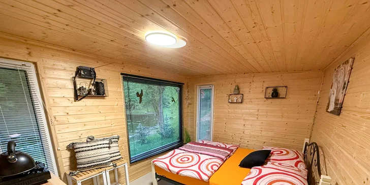 Romantická glampingová chatka u rybníku na Prostějovsku pro pár