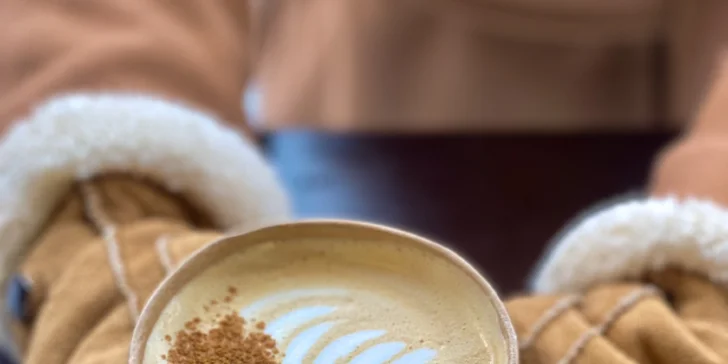 Slavné kouzelnické nápoje, vánoční kávové speciály i permanentky na 3 nebo 10 káv s sebou