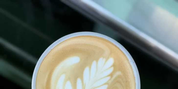 Slavné kouzelnické nápoje, vánoční kávové speciály i permanentky na 3 nebo 10 káv s sebou