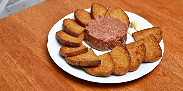 Dejte si do nosu poctivou masovou dobrotou: 300gramový tatarák s topinkami