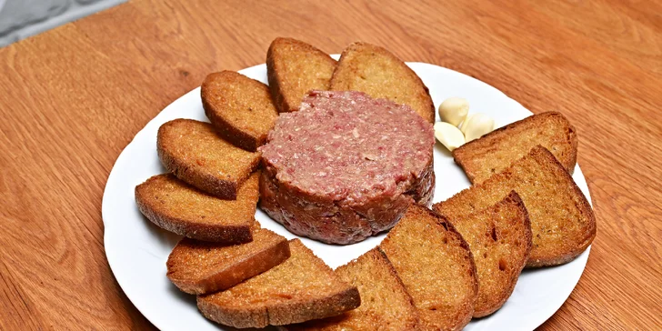 Dejte si do nosu poctivou masovou dobrotou: 300gramový tatarák s topinkami