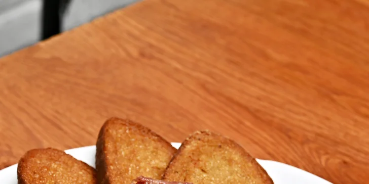 Dejte si do nosu poctivou masovou dobrotou: 300gramový tatarák s topinkami