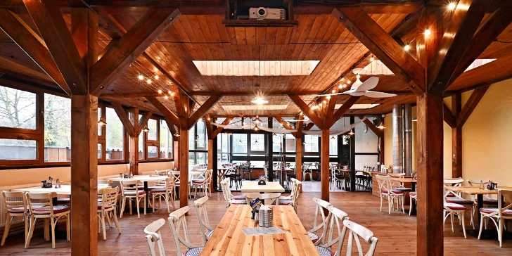 Masové prkno pro 2–4 osoby: steaky, žebra, křídla a přílohy