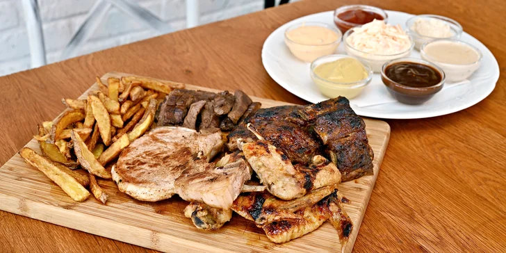 Masové prkno pro 2–4 osoby: steaky, žebra, křídla a přílohy