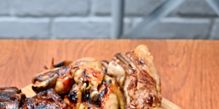 Masové prkno pro 2–4 osoby: steaky, žebra, křídla a přílohy