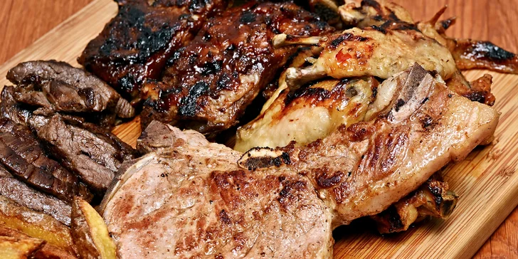 Masové prkno pro 2–4 osoby: steaky, žebra, křídla a přílohy