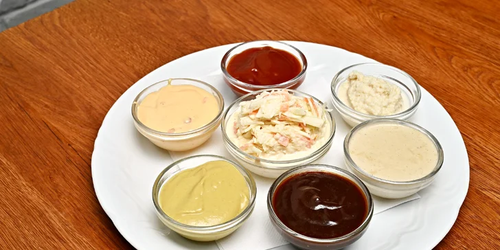 Masové prkno pro 2–4 osoby: steaky, žebra, křídla a přílohy