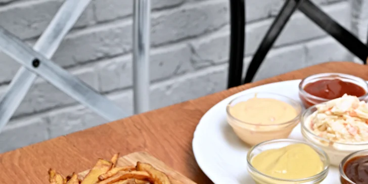 Masové prkno pro 2–4 osoby: steaky, žebra, křídla a přílohy