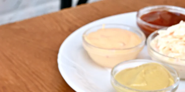 Masové prkno pro 2–4 osoby: steaky, žebra, křídla a přílohy