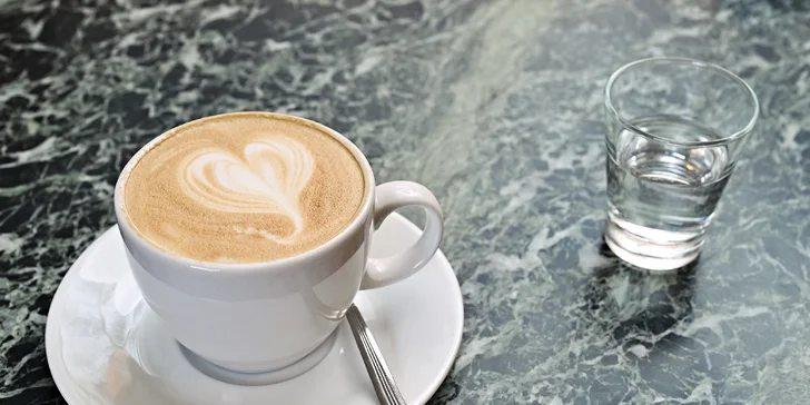 Káva a dort pro 2 osoby v nádherné secesní kavárně v Obecním domě