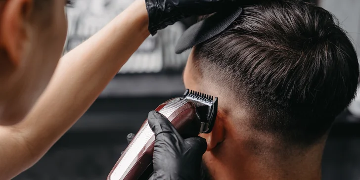 Klasický či moderní pánský střih včetně mytí i foukané ve Studiu by Shady