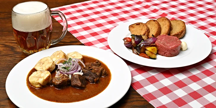 Česká klasika v Obecním domě na náměstí Republiky: tatarák či guláš z hovězího i pivo