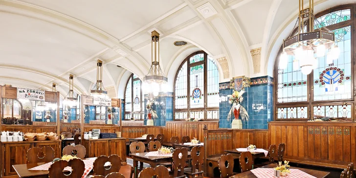 Česká klasika v Obecním domě na náměstí Republiky: tatarák či guláš z hovězího i pivo